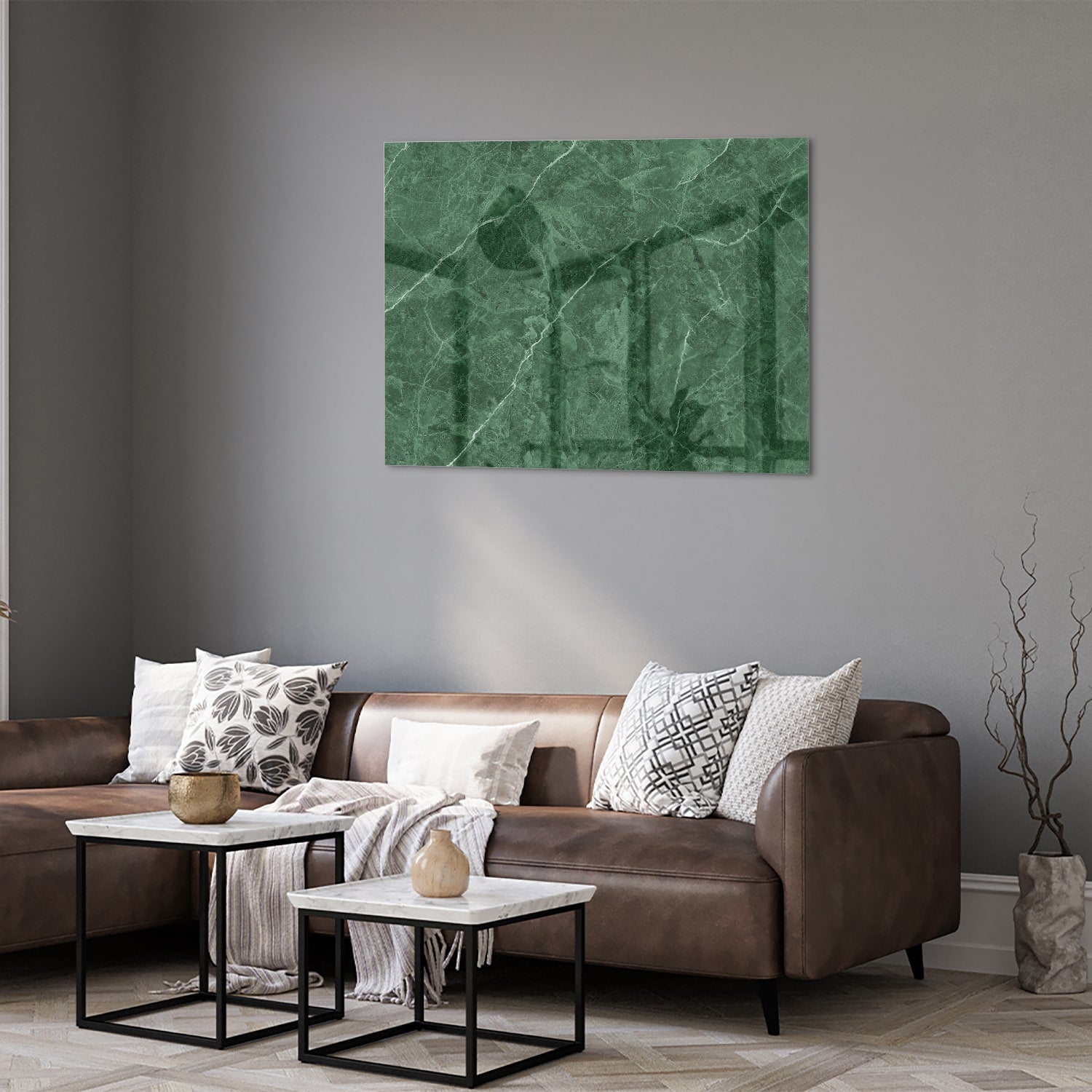 Groen glazen schilderij met marmerpatroon aan de muur.
