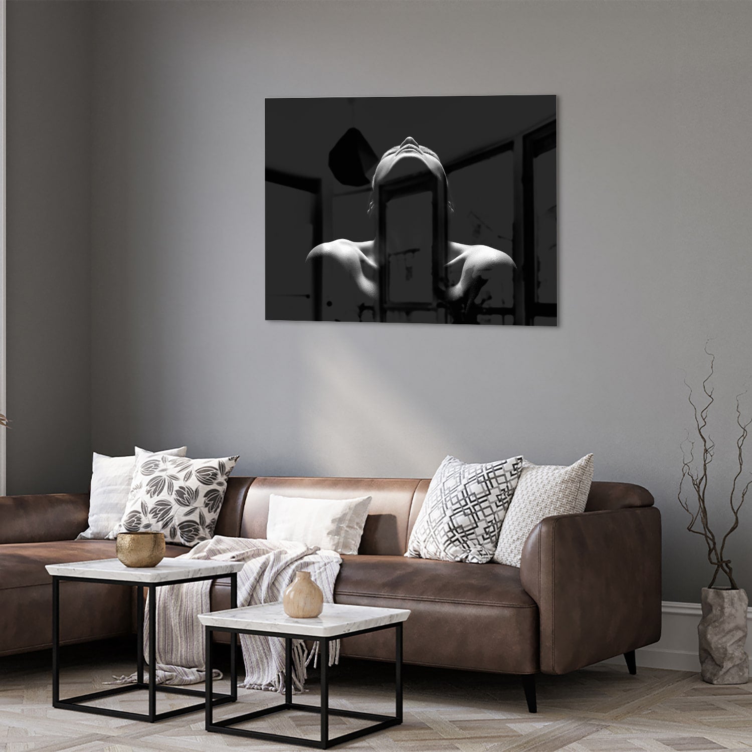 Zwart-wit glazen schilderij met vrouwelijke figuren aan de muur.