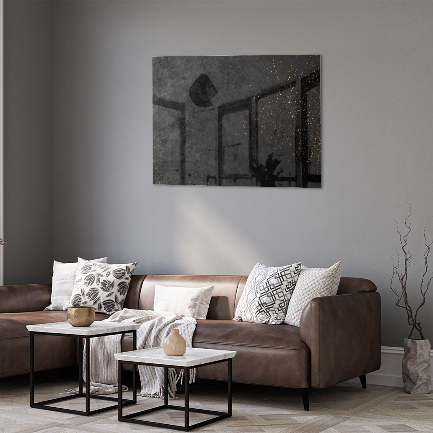 Donker glazen schilderij met gouden accenten aan de muur
