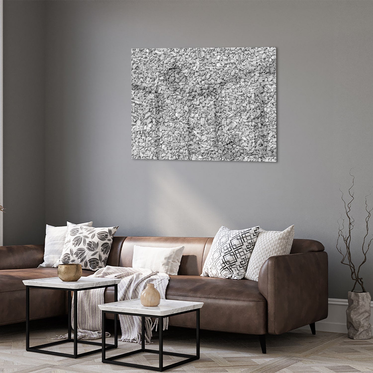 Abstract glazen schilderij met textuur hangt aan de muur in een modern interieur.