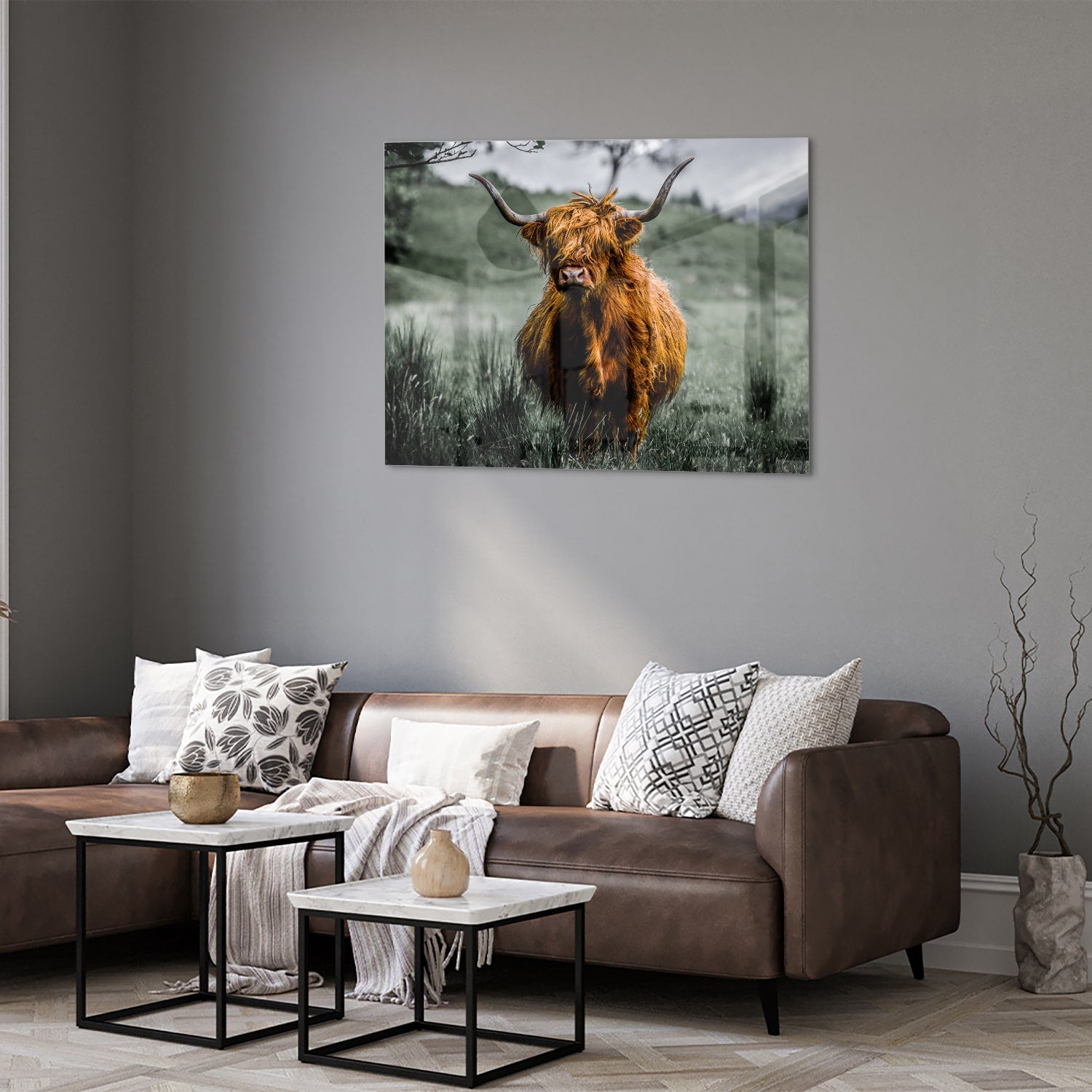 Schots Hooglander schilderij op glas in een groene omgeving.