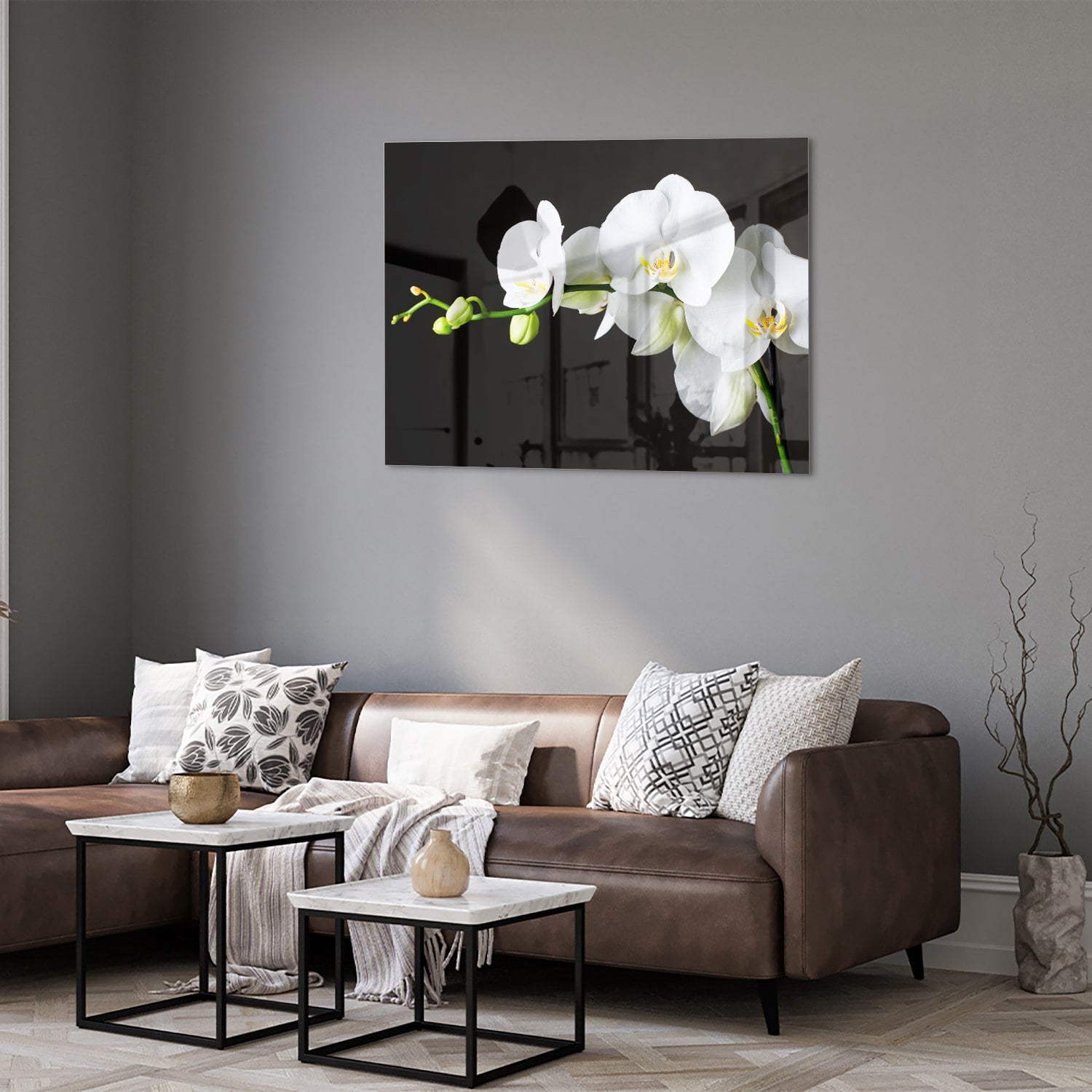 Glazen schilderij van witte orchideen op een zwarte achtergrond