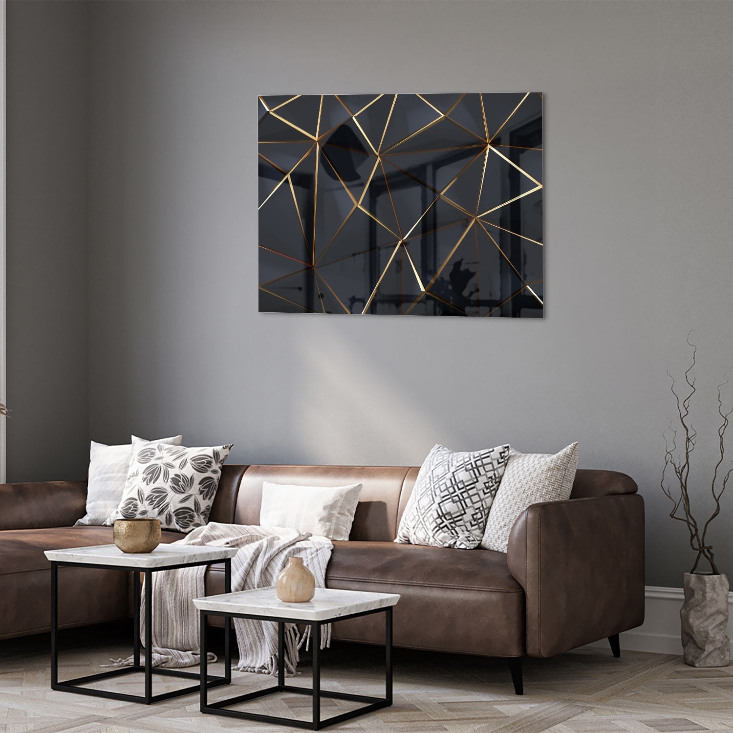 Modern glazen schilderij met zwart en gouden lijnen aan de muur