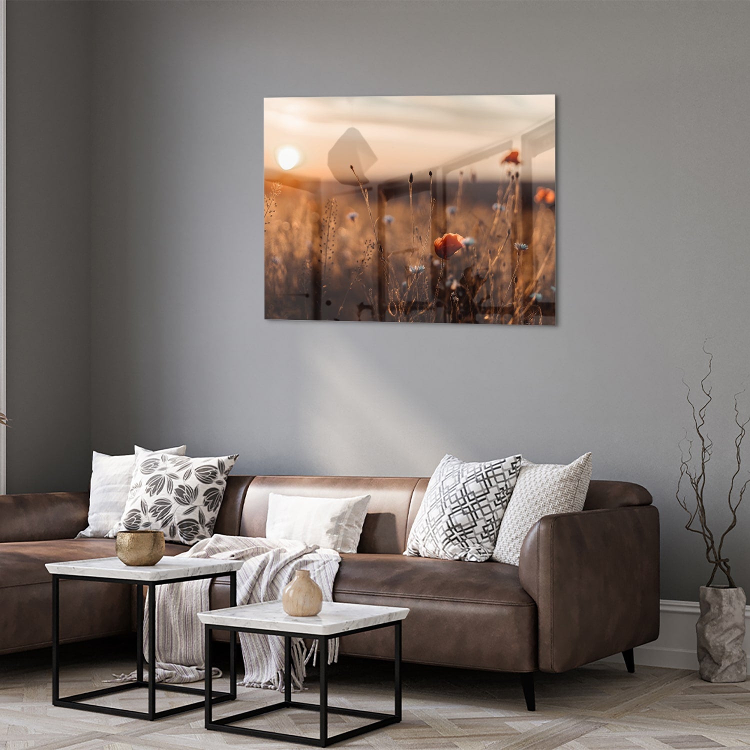 Glazen schilderij van een poppy veld bij zonsondergang, met warme kleuren.