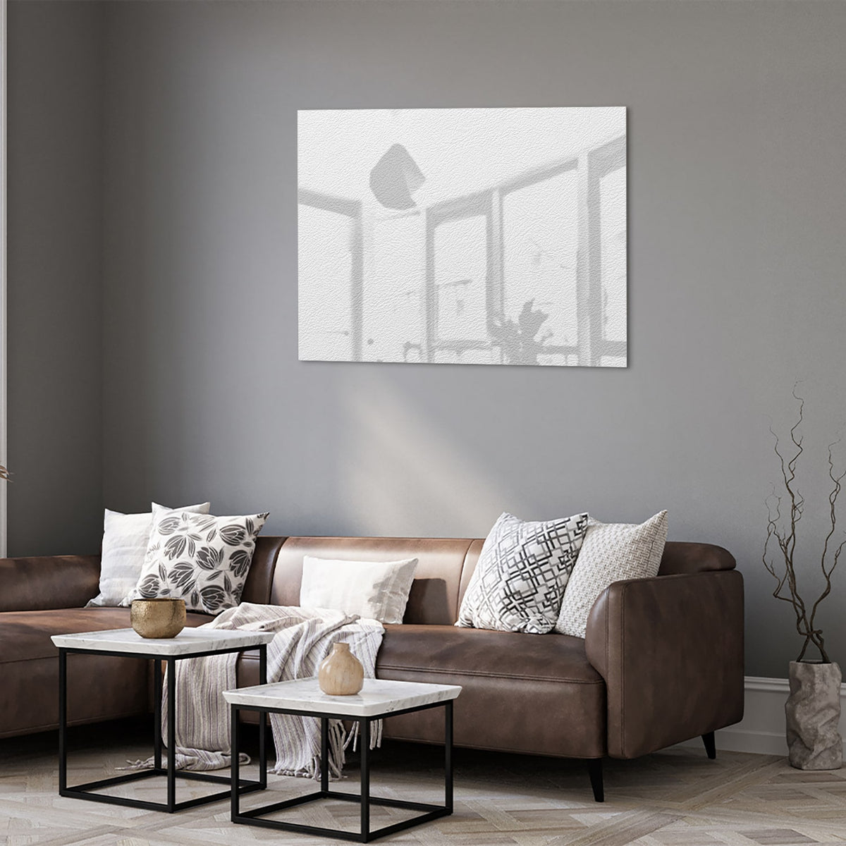 Een minimalistisch glazen schilderij met subtiele raamreflectie in een moderne woonkamer.