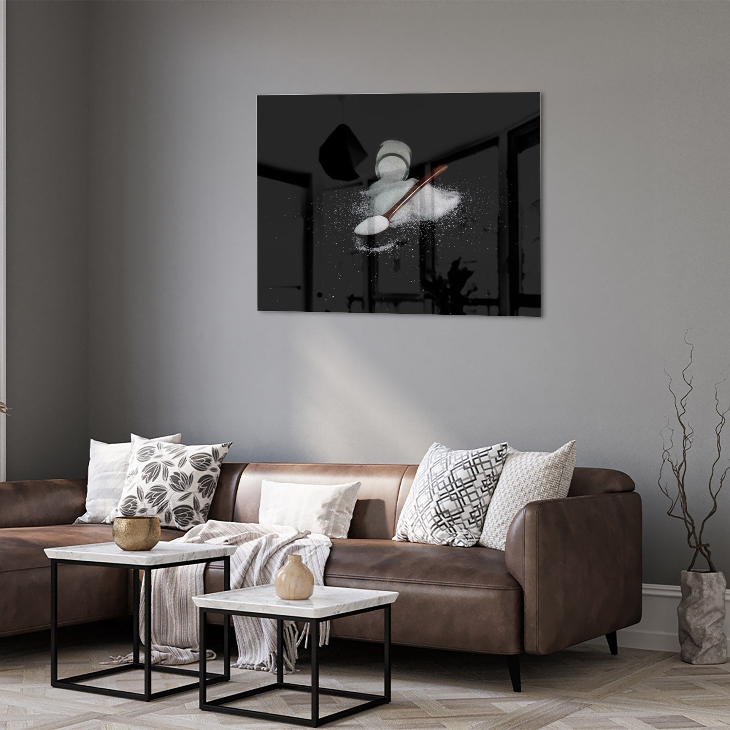 Een glazen schilderij met zout en een lepel op een zwarte achtergrond, ideaal voor keukeninrichting.
