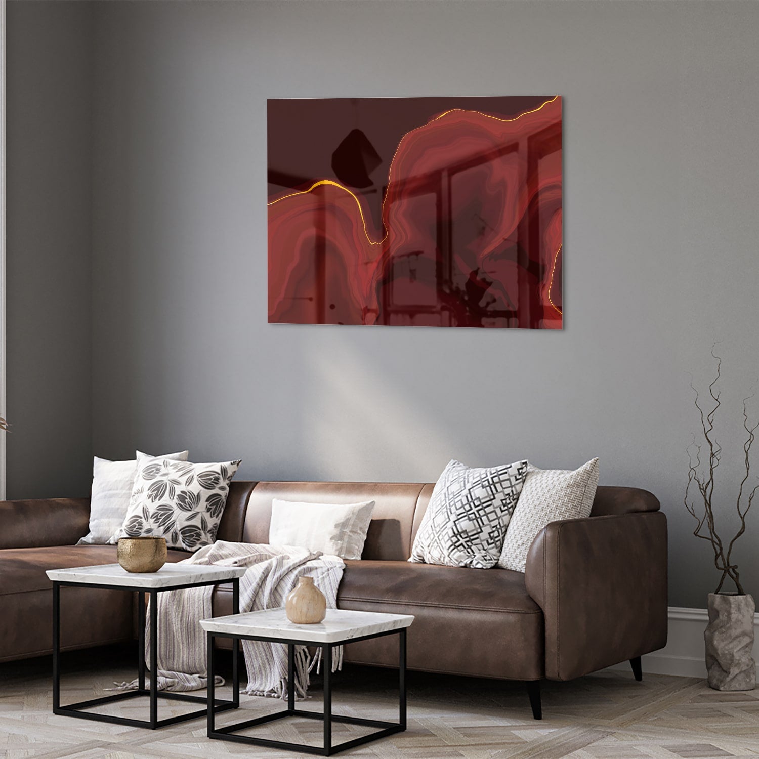 Abstract glazen schilderij met warme roodtinten aan de muur