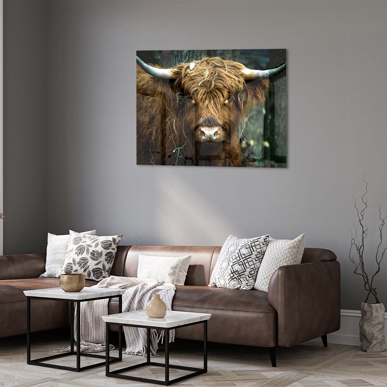 Glazen schilderij van een Schotse Hooglander in een natuurlijke omgeving