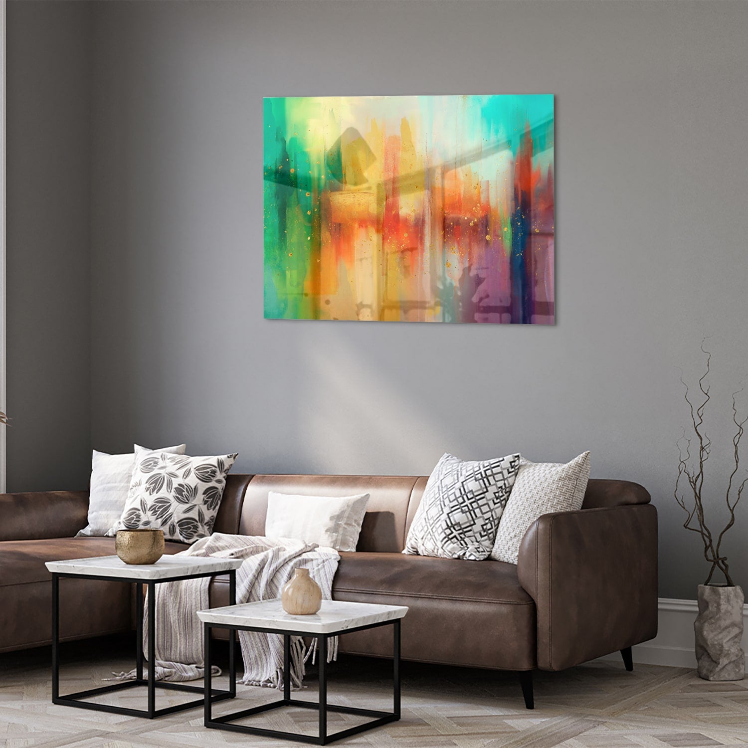 Abstract kleurrijk glazen schilderij aan de muur in een moderne woonkamer.