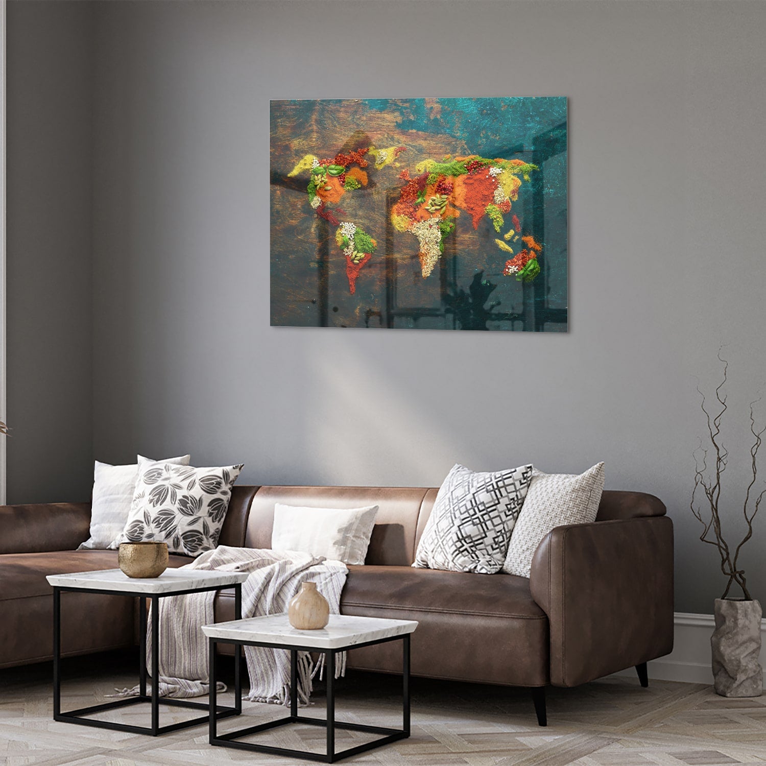 Kleurrijke glazen schilderij van een wereldkaart in een moderne woonkamer.