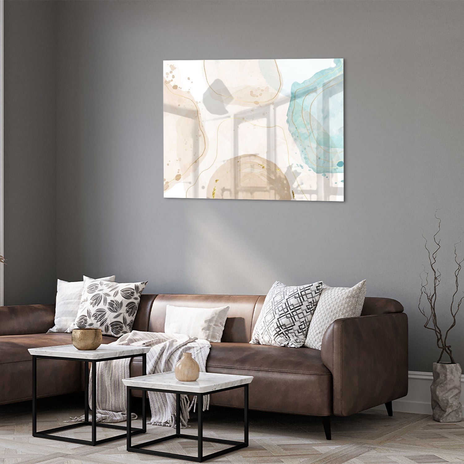 Elegante glazen schilderij met aqua en gouden tinten aan de muur.
