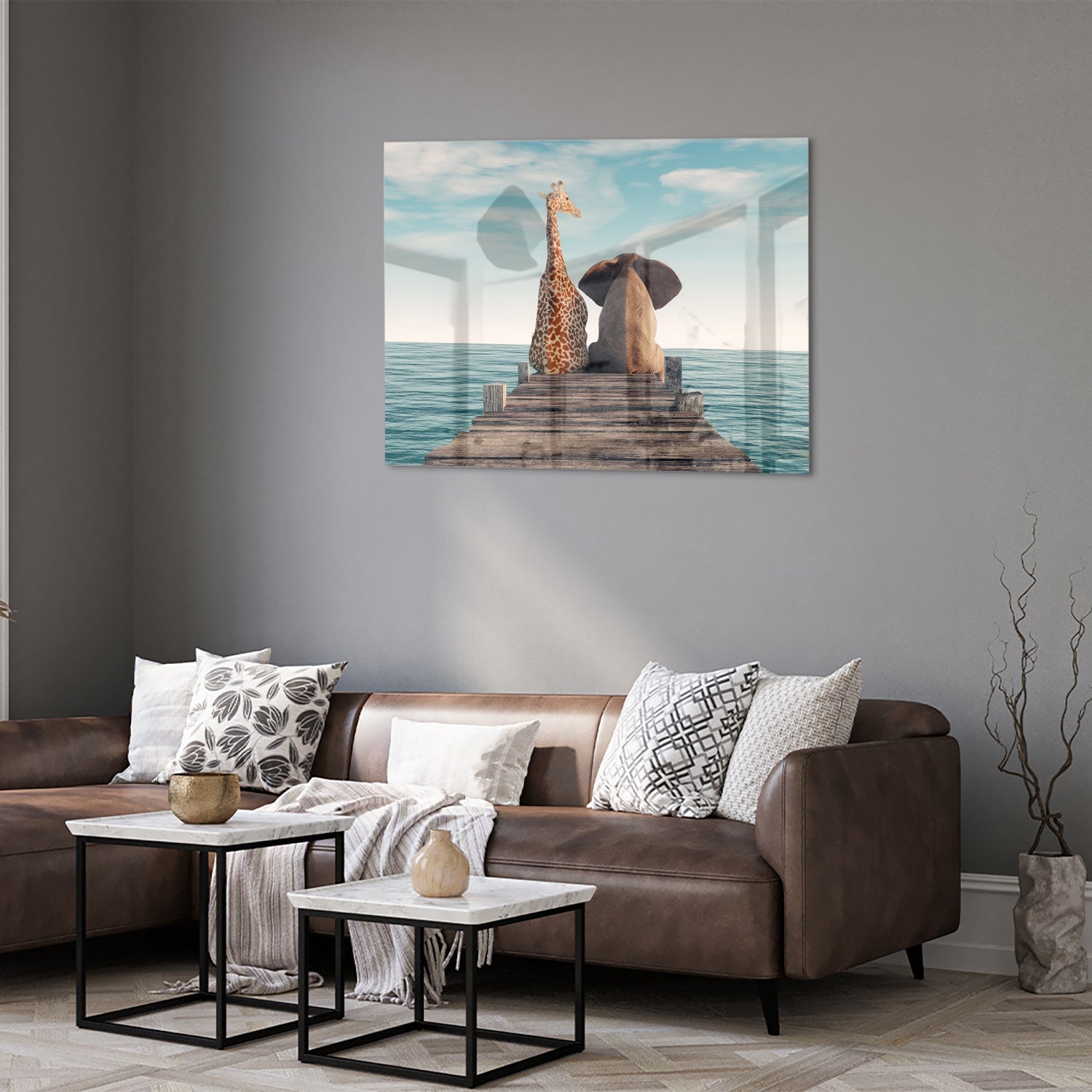 Glazen schilderij van een giraffe en olifant op een houten pier met zee op de achtergrond.