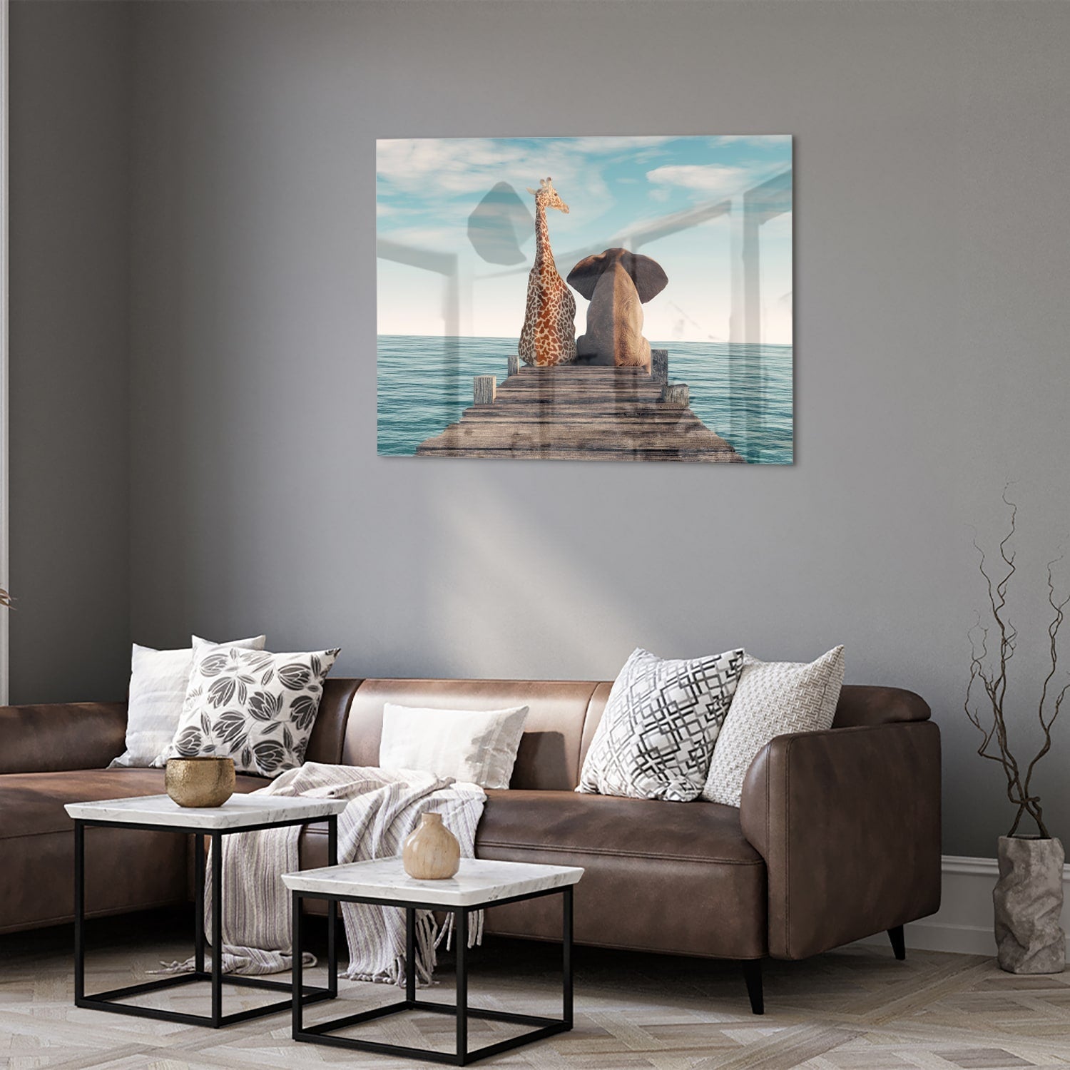 Glazen schilderij van een giraffe en olifant op een houten pier met zee op de achtergrond.