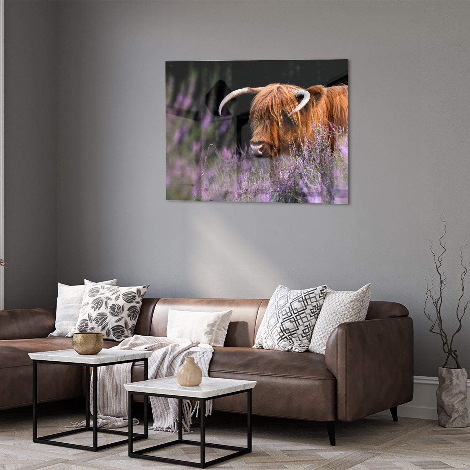 Glazen schilderij van een Schotse Hooglander met lavendel op de achtergrond.