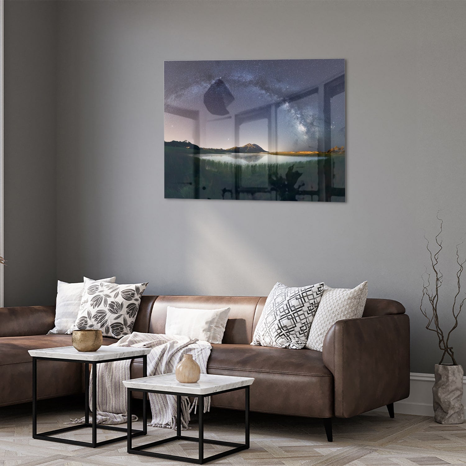 Glazen schilderij met sterrenhemel en bergen aan de wand