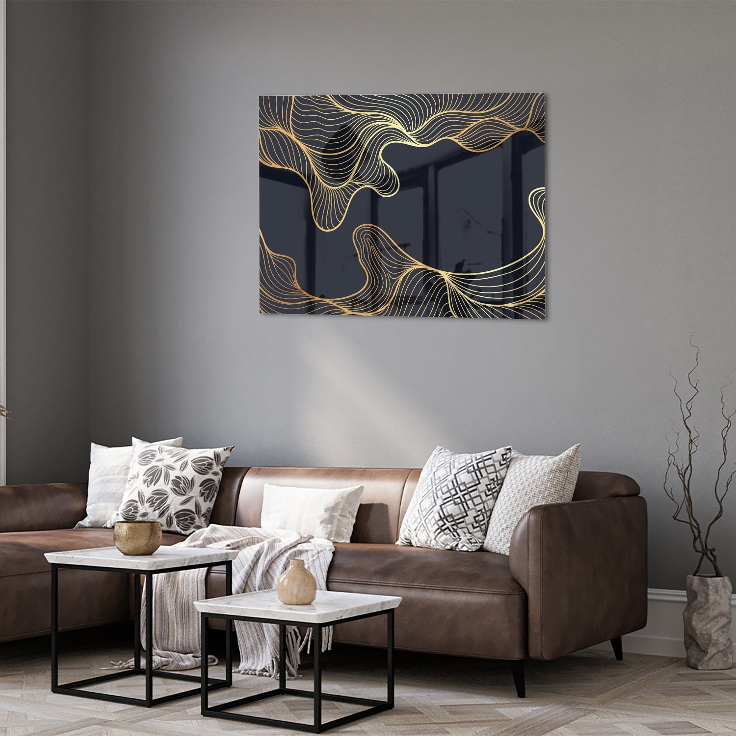 Glazen schilderij met gouden lijnen tegen een donkerblauwe achtergrond in een moderne woonkamer.