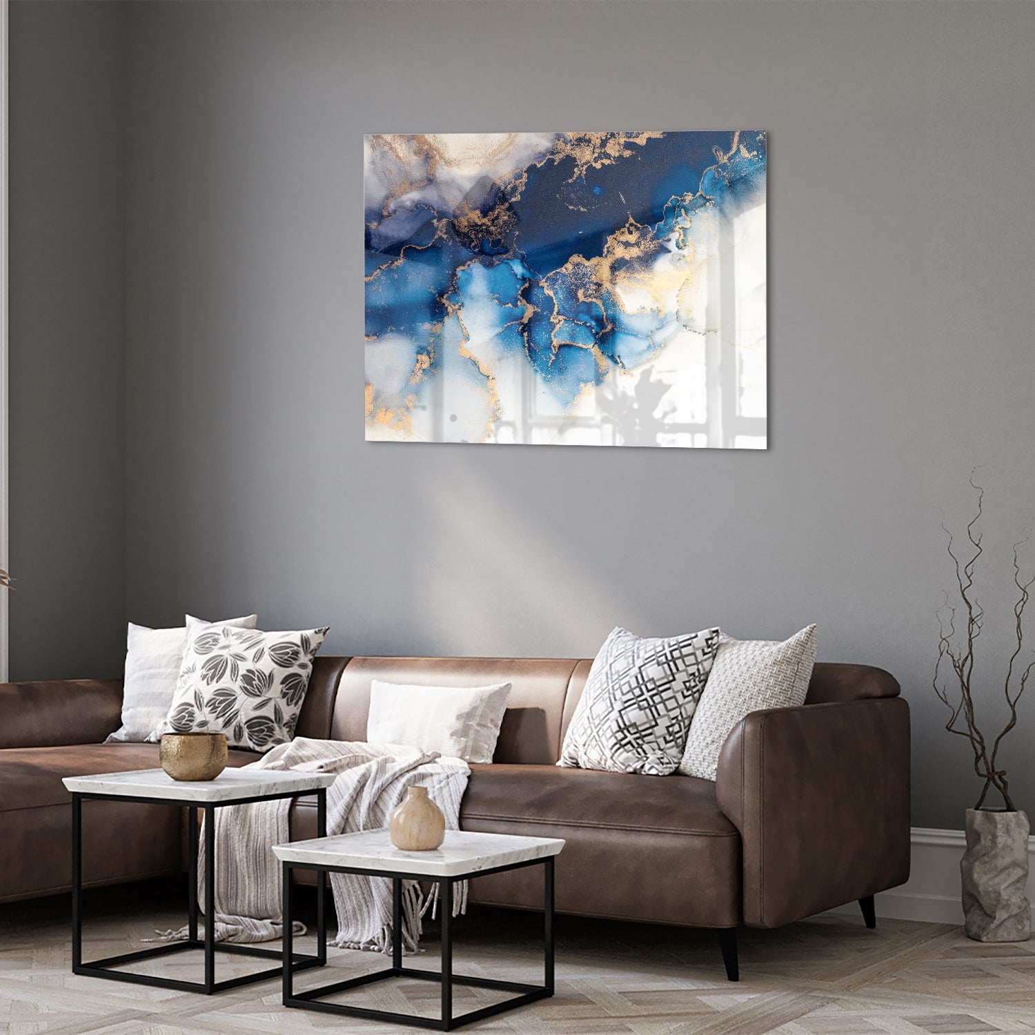 Prachtig glazen schilderij met blauwe en gouden patronen aan de muur.