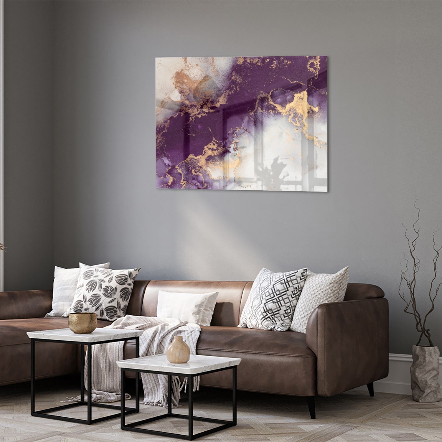 Een elegant paarse glazen schilderij met gouden accenten aan een muur in moderne woonkamer.