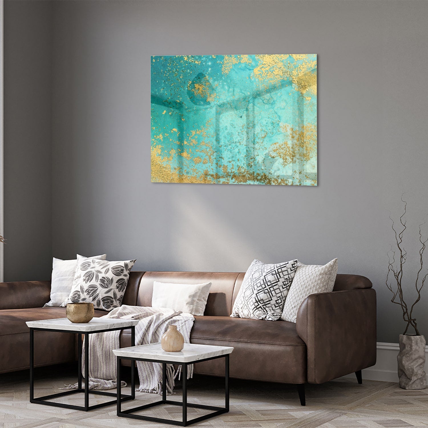 Glazen schilderij met turquoise en gouden accenten aan de muur