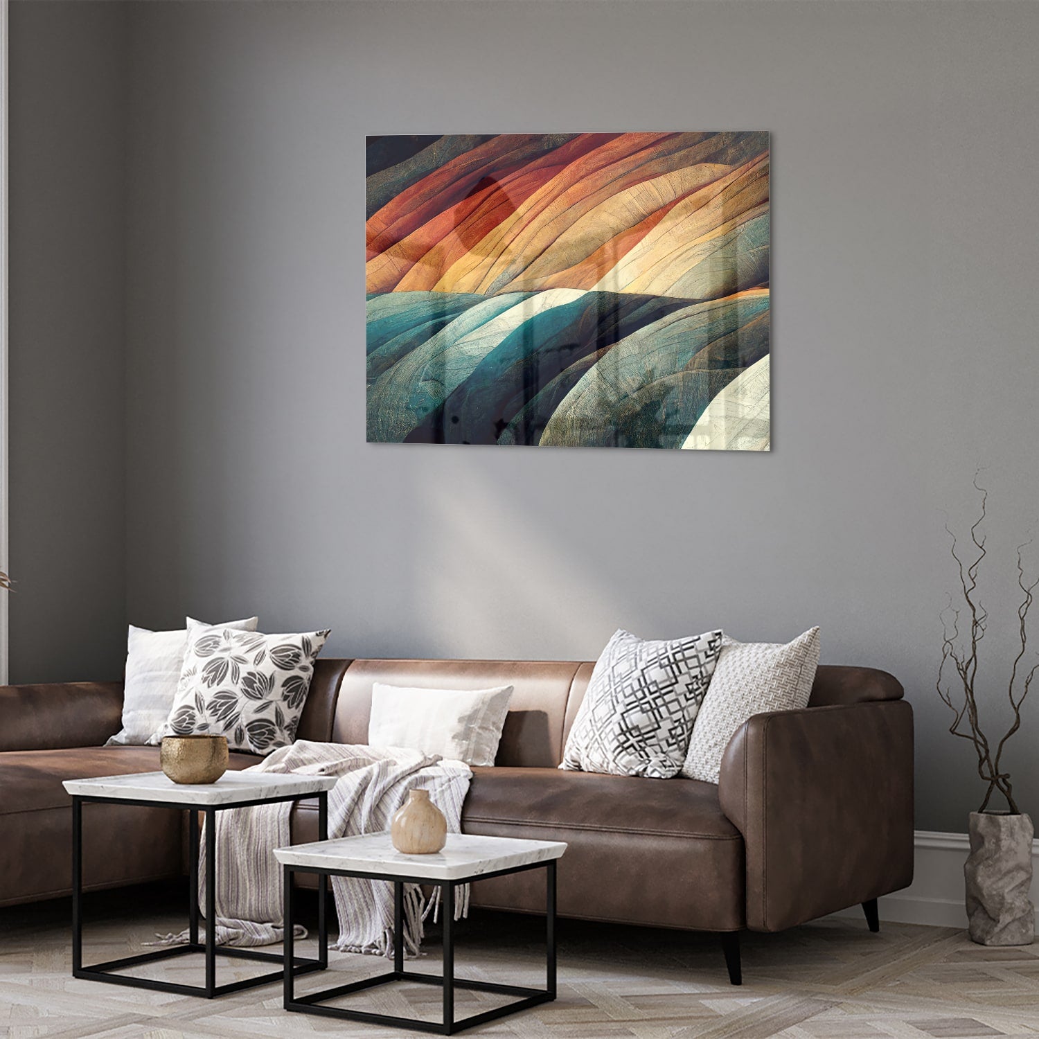 Abstract glazen schilderij met gekleurde golven in een moderne woonkamer.