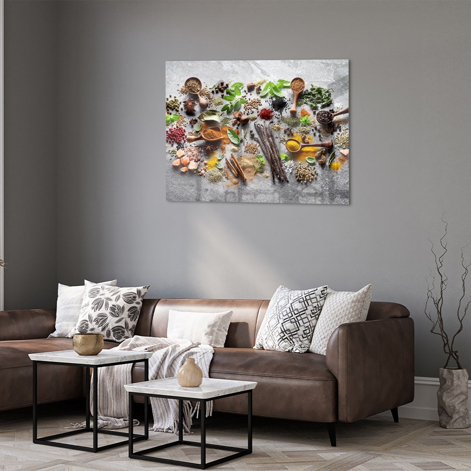 Glazen schilderij met een artistieke weergave van kruiden en specerijen in een gezellige keukenomgeving.