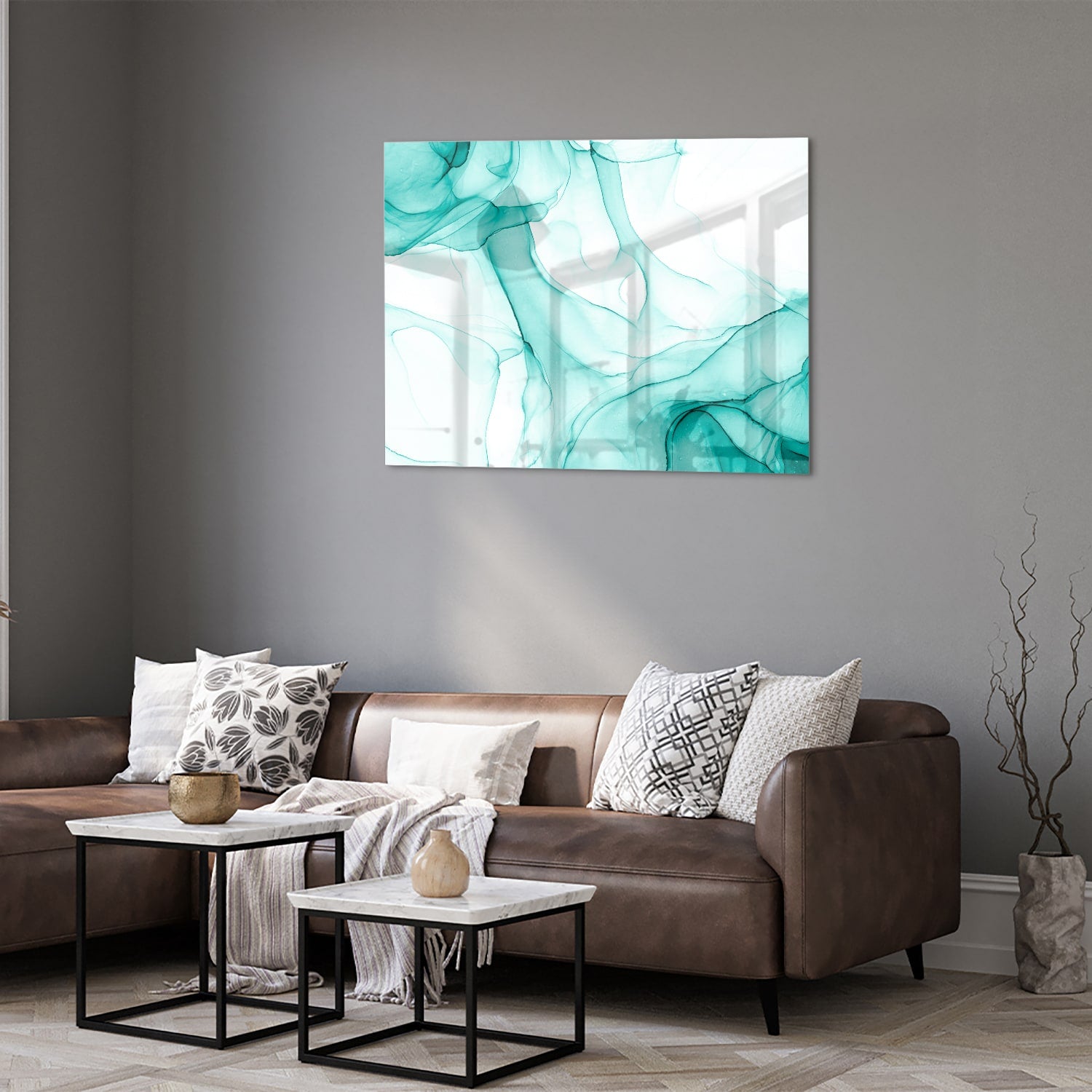 Lichtblauw abstract glazen schilderij aan de muur boven een houten meubel.