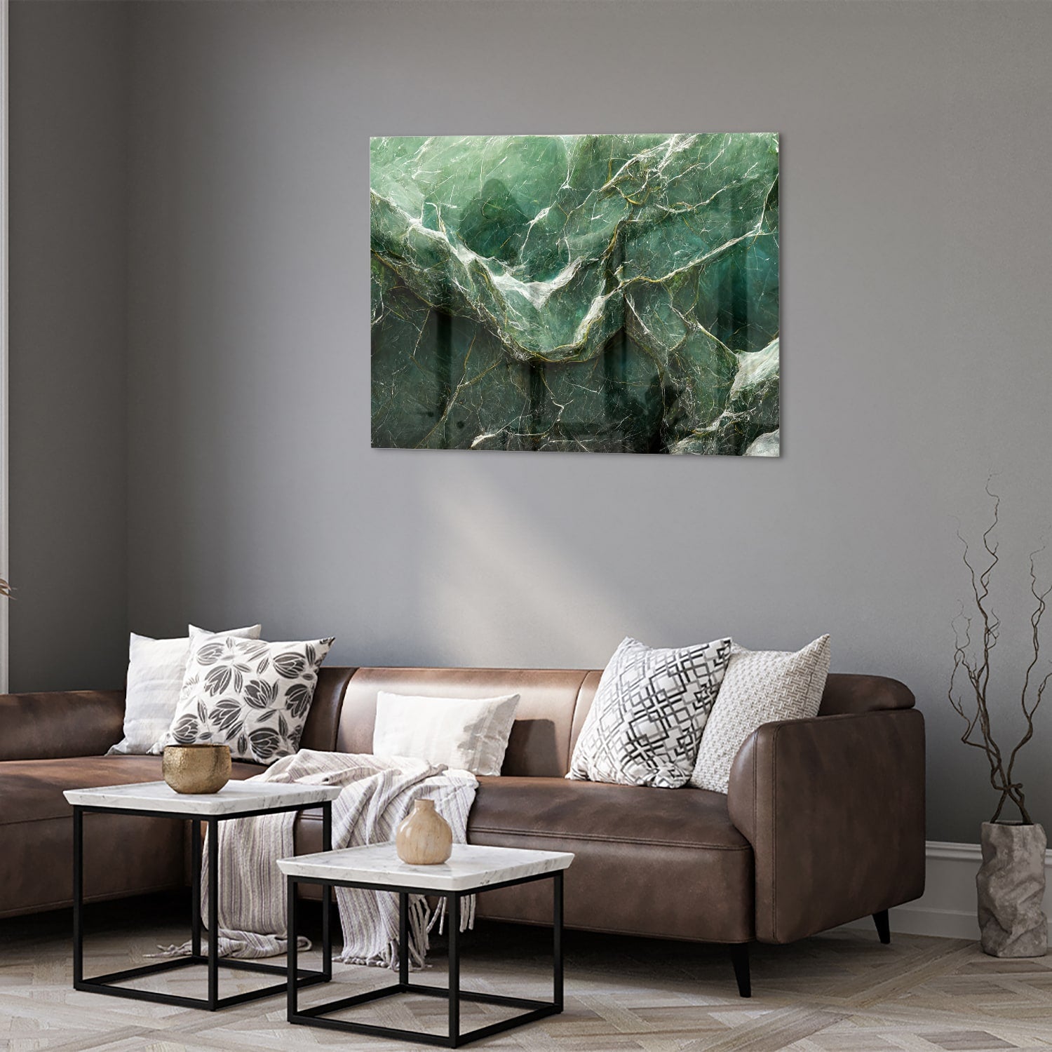 Glas schilderij met marmerpatroon in groene tinten, hangt aan de muur.