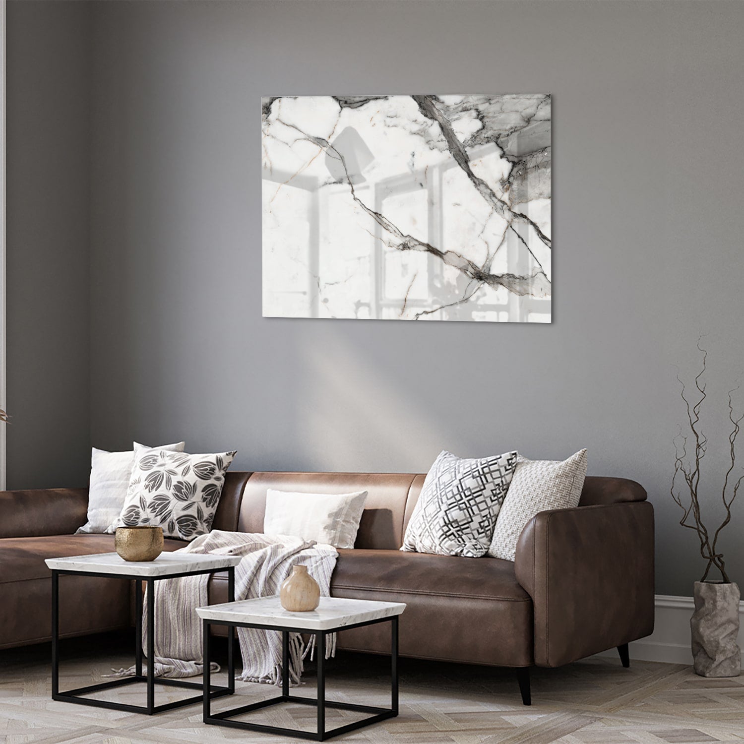 Elegant glazen schilderij in marmerlook aan de muur.