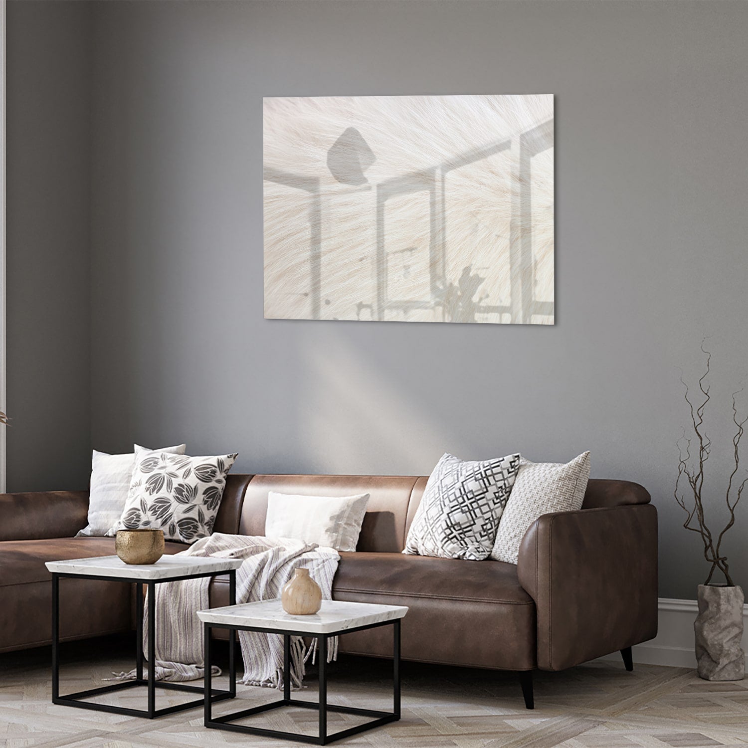 Minimalistisch glazen schilderij met een subtiel natuurthema aan de muur.