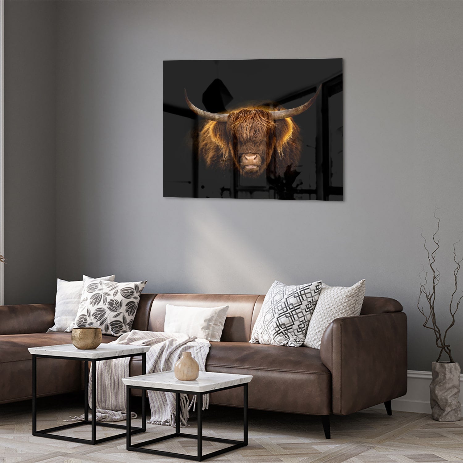 Glazen schilderij van een Highlander rund met lange hoorns en vacht op een zwarte achtergrond.