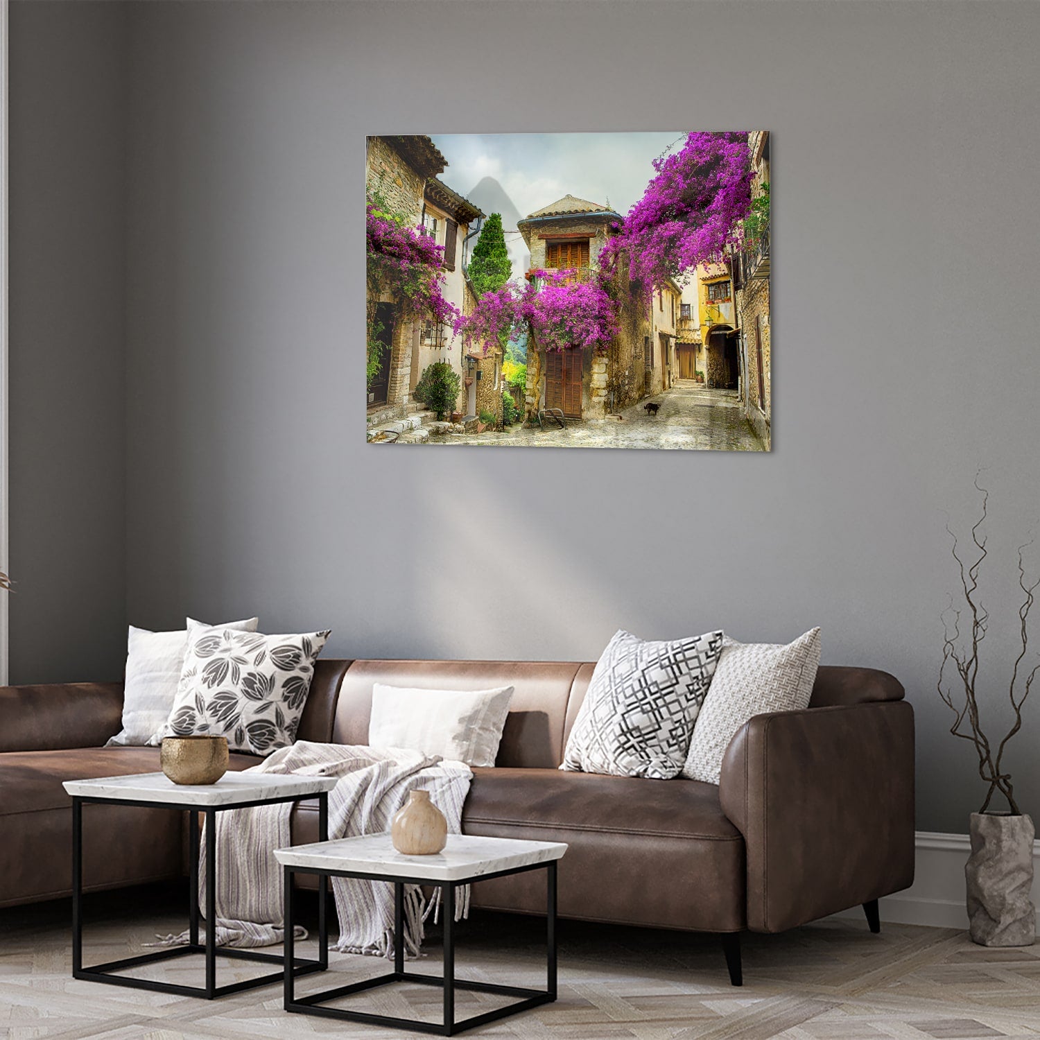 Glazen schilderij met een prachtig straatzicht en paarse bloesems in een helder interieur.