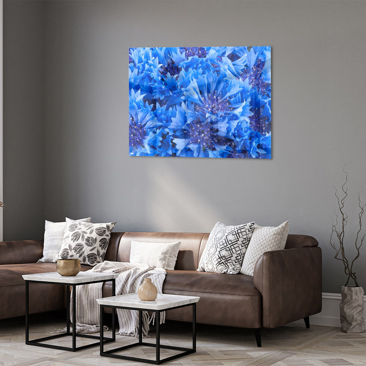 Glazen schilderij met een prachtig blauw bloemenmotief aan de muur