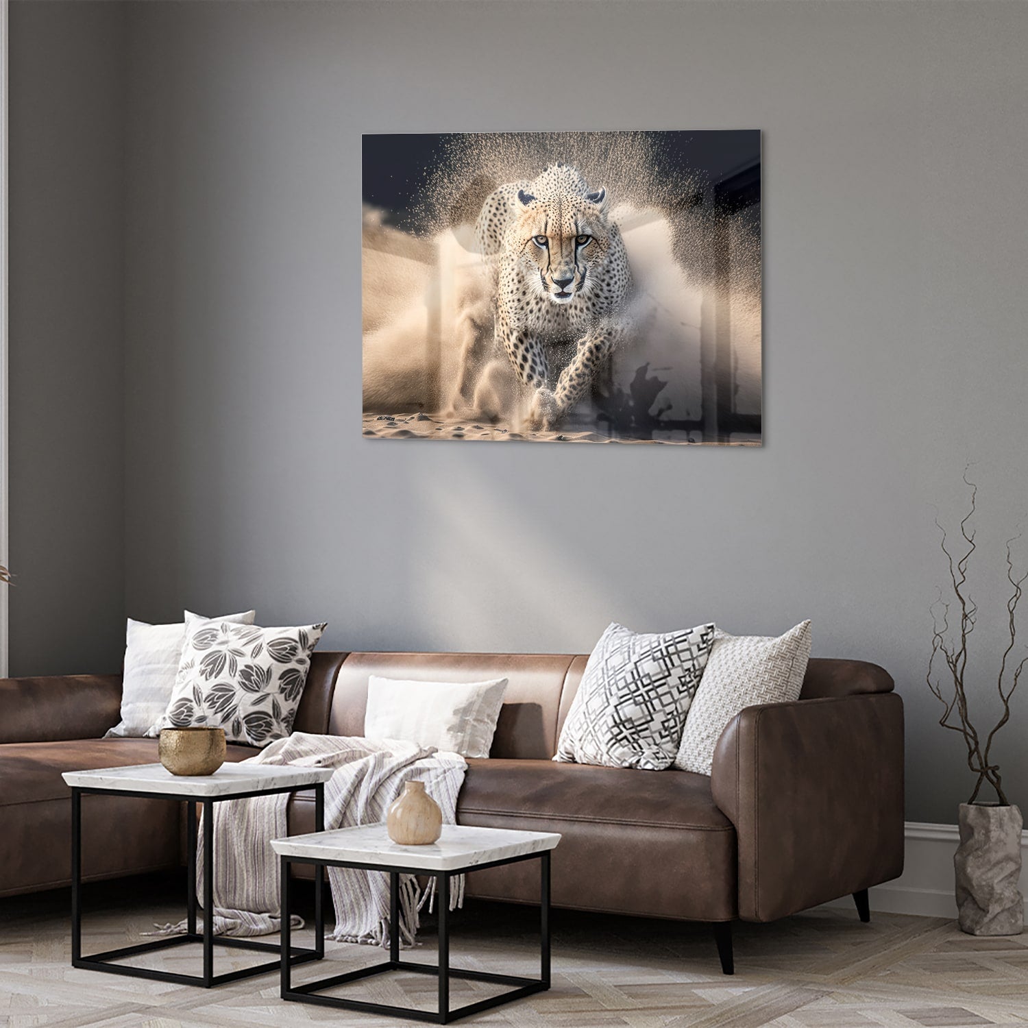 Glazen schilderij van een jachtluipaard die door zand rent in een moderne woonkamer.