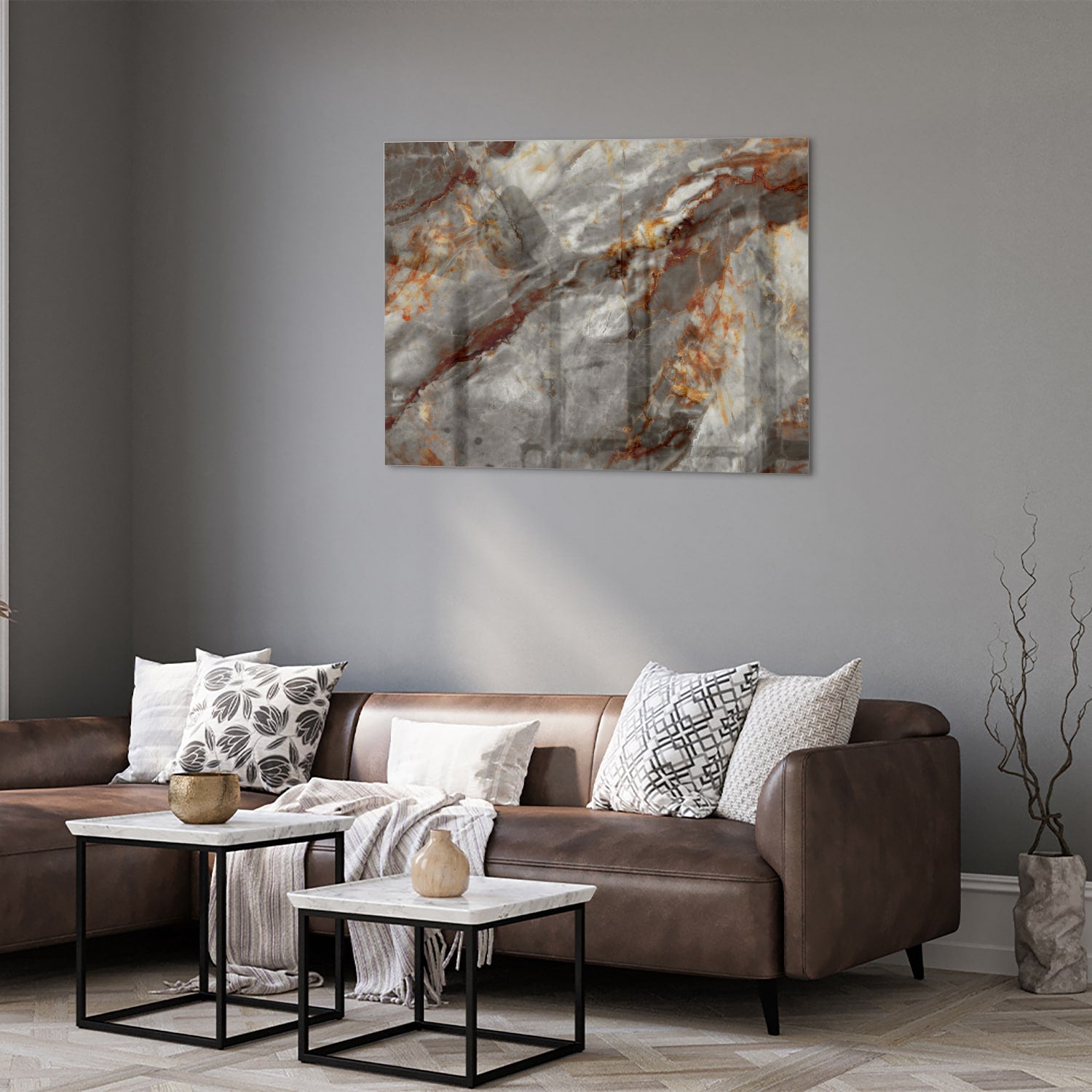 Glazen schilderij met marmerlook in grijs en oranje aan de muur