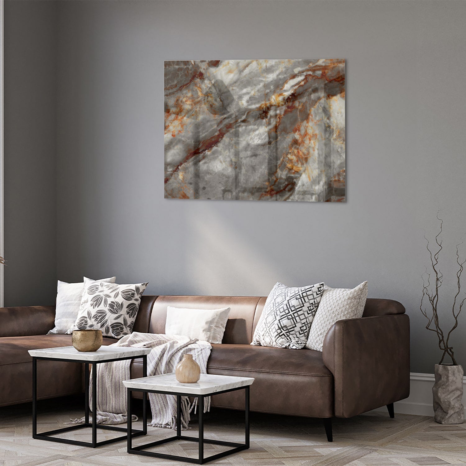 Glazen schilderij met marmerlook in grijs en oranje aan de muur