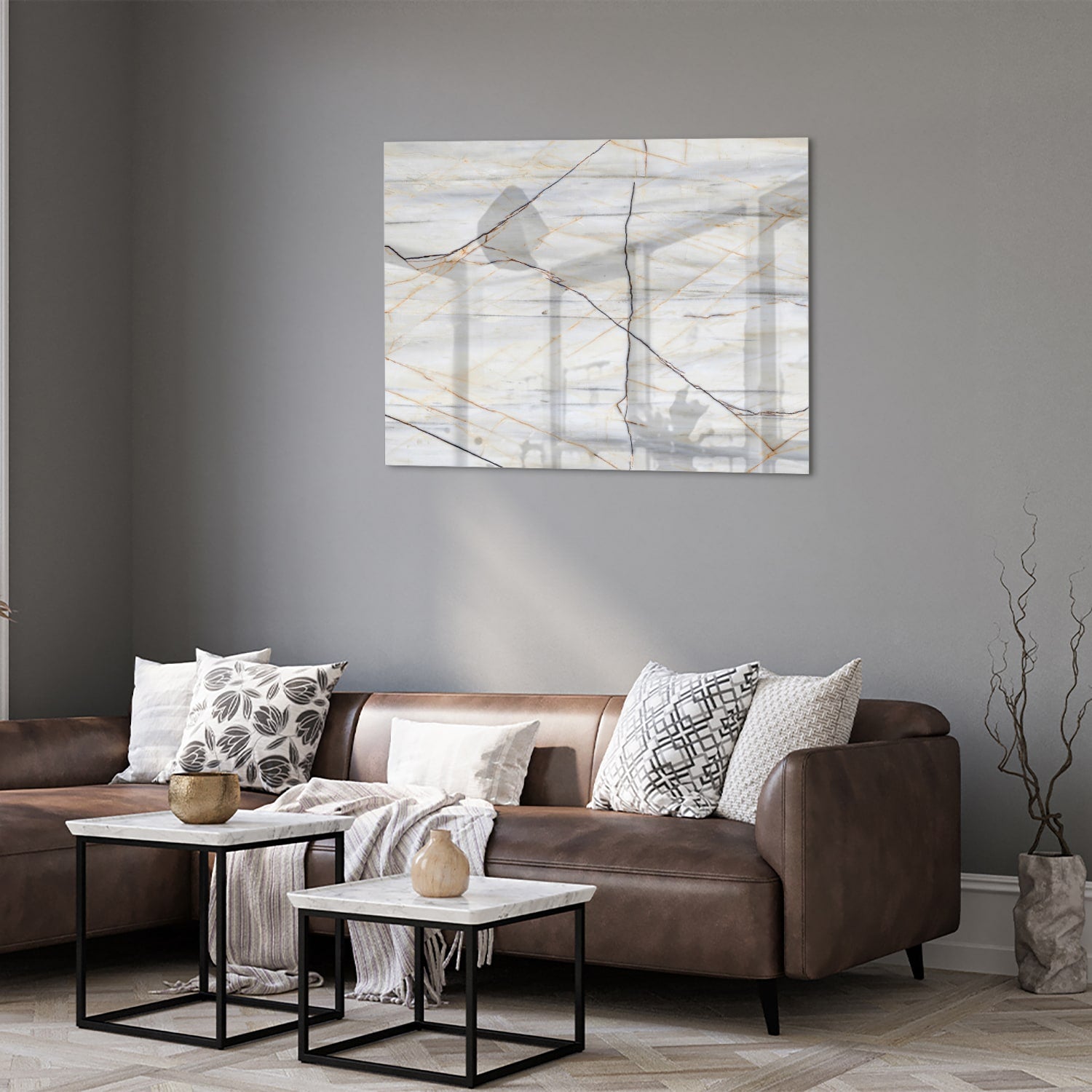 Elegante glazen schilderij met marmerpatroon en gouden lijnen in een moderne woonkamer.