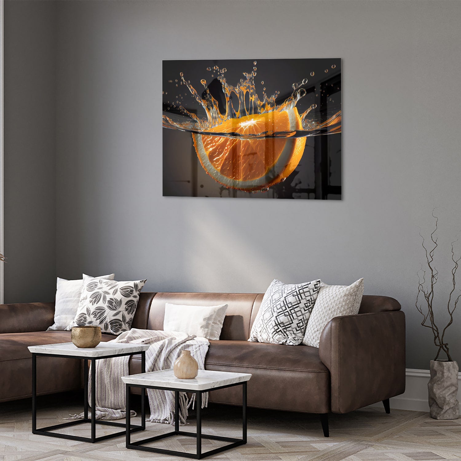 Glazen schilderij van een spetterende sinaasappel boven water.