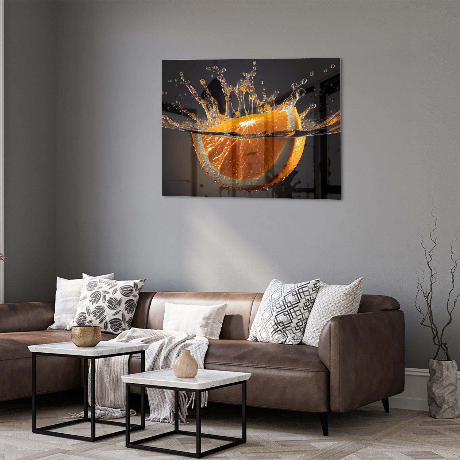 Glazen schilderij van een spetterende sinaasappel boven water.