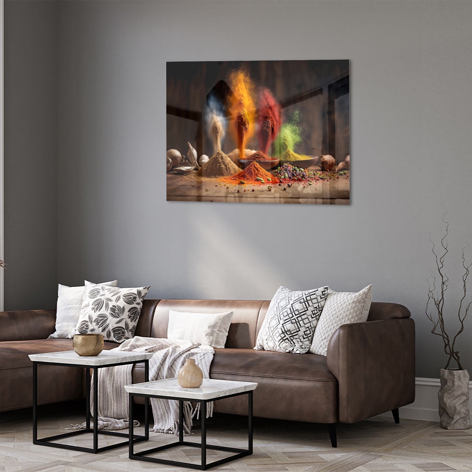 Glazen schilderij met een kleurrijke weergave van specerijen op een houten tafel.