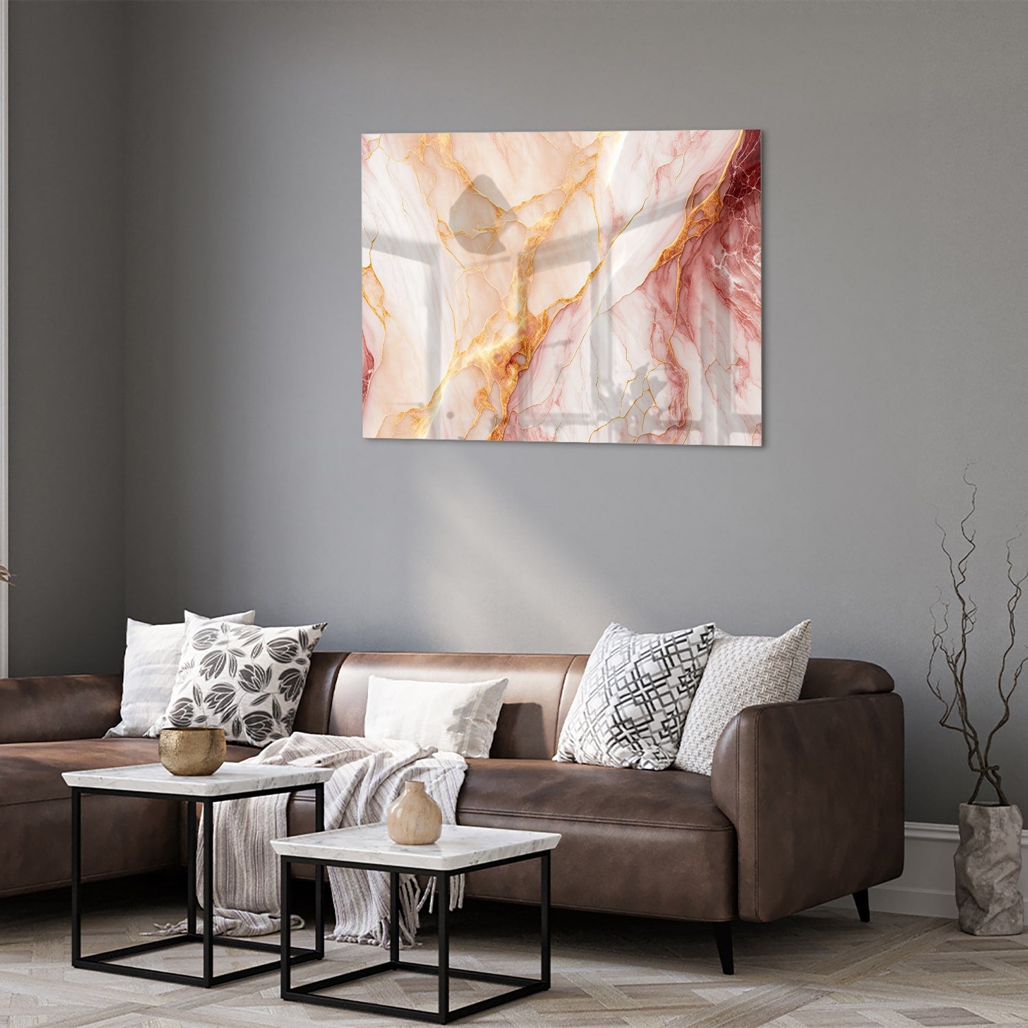 Elegante glazen schilderij met rozen en gouden tinten aan de muur.