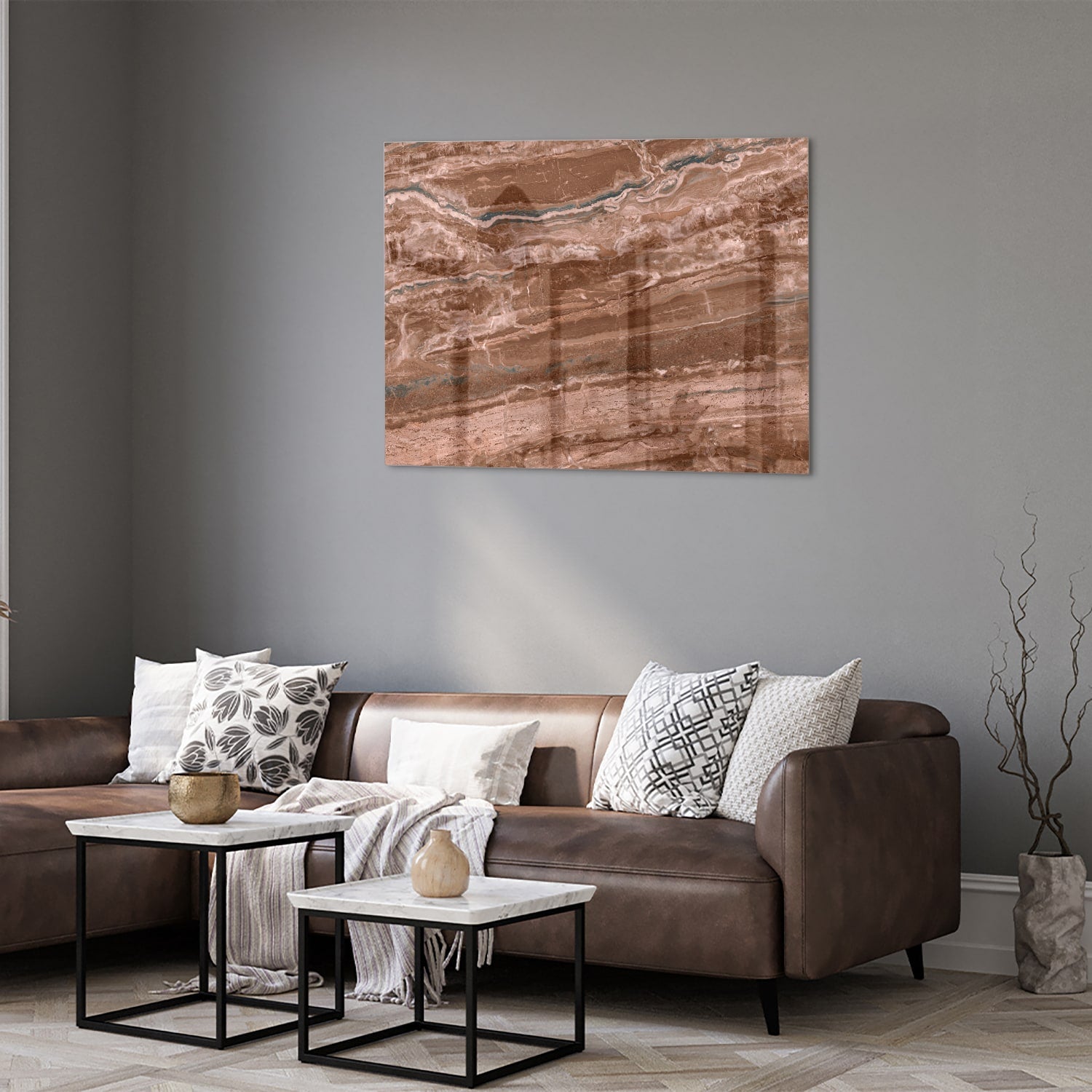Glazen schilderij in aardetinten hangt aan een lichte muur boven een houten meubelstuk.