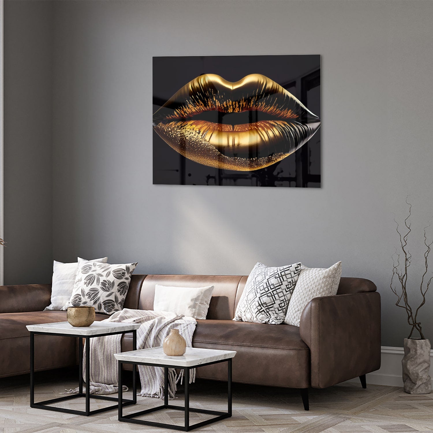 Glazen schilderij van gouden lippen tegen een lichte muur.