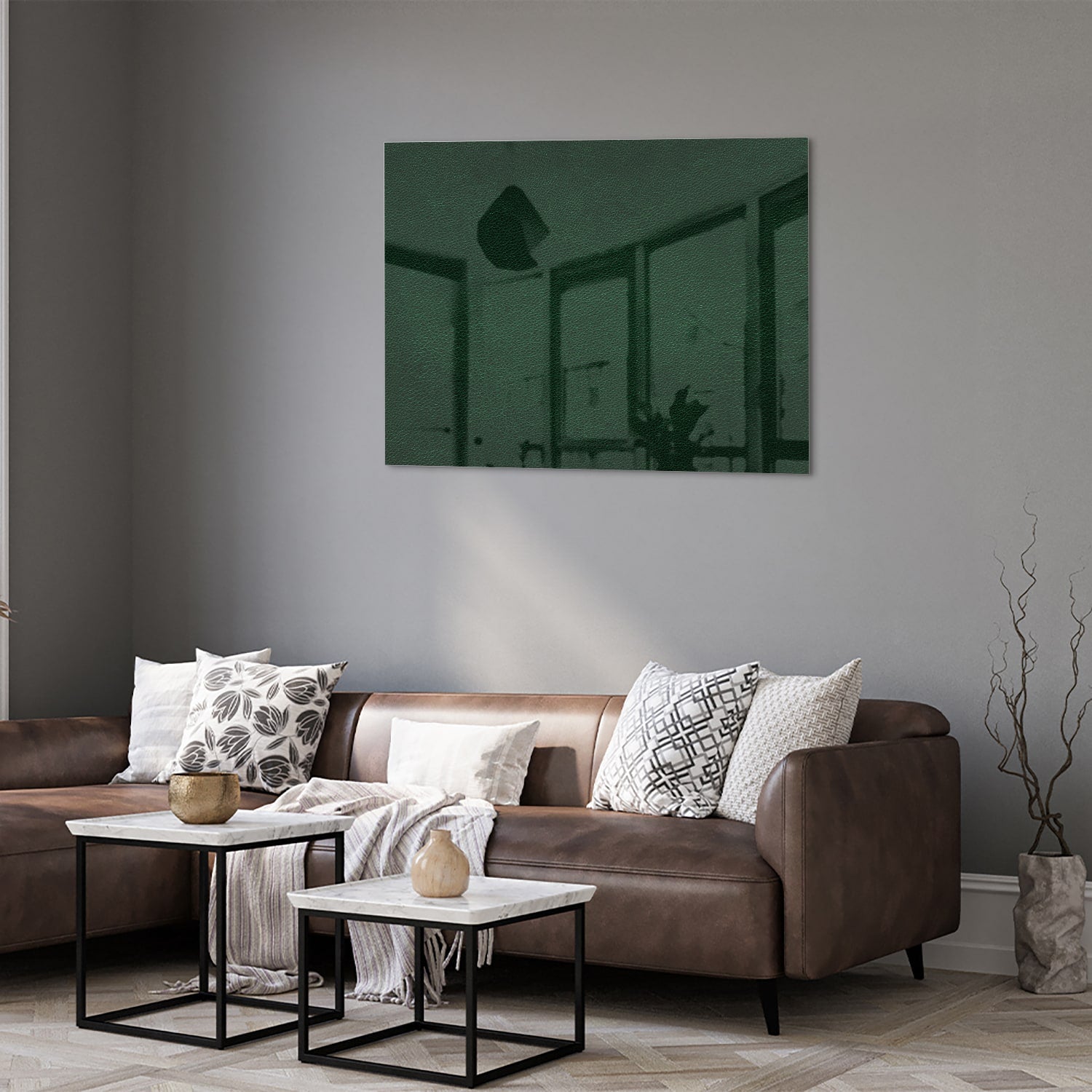 Een groen glazen schilderij aan de muur in een lichte woonkamer