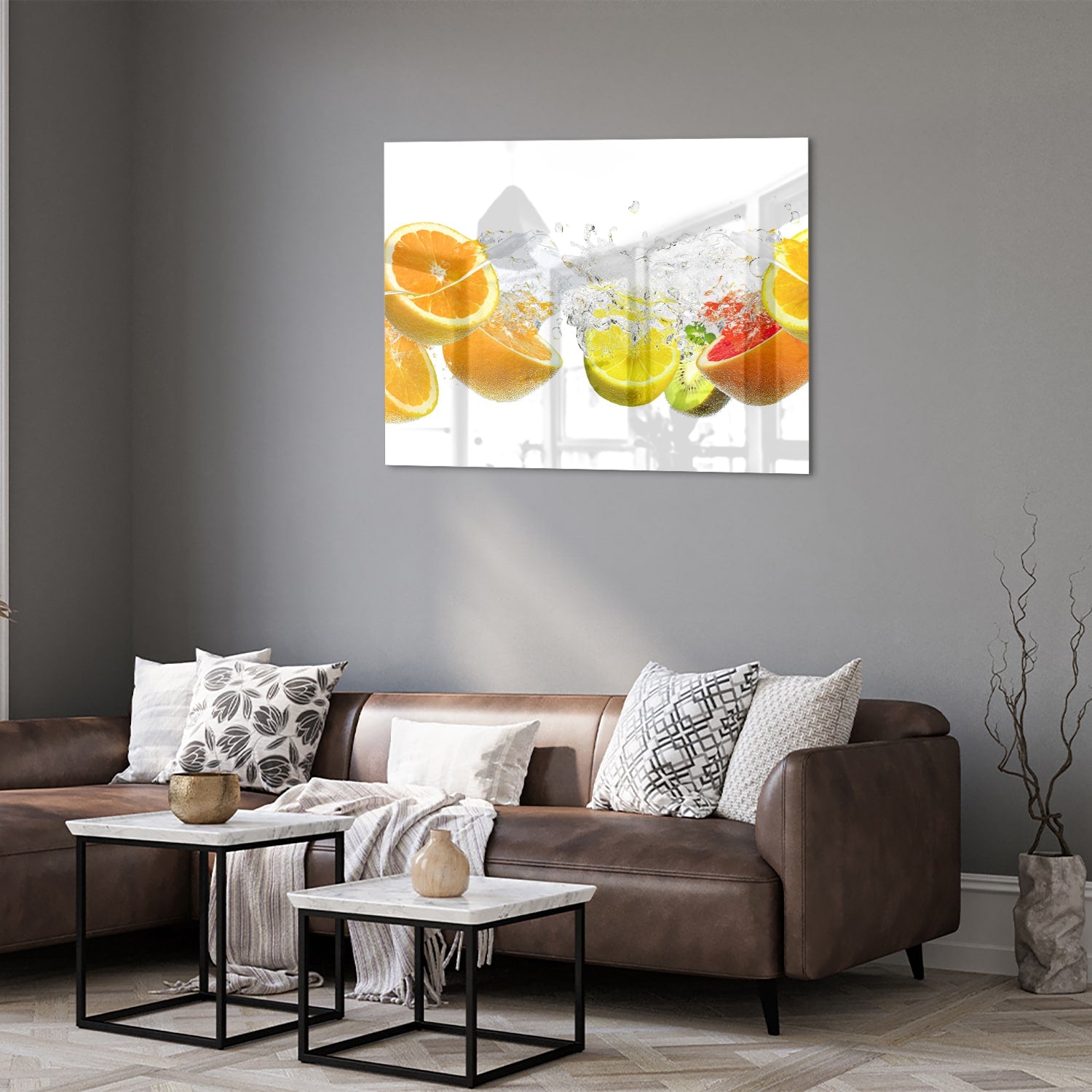 Glazen schilderij met sinaasappels en limoenen in water.