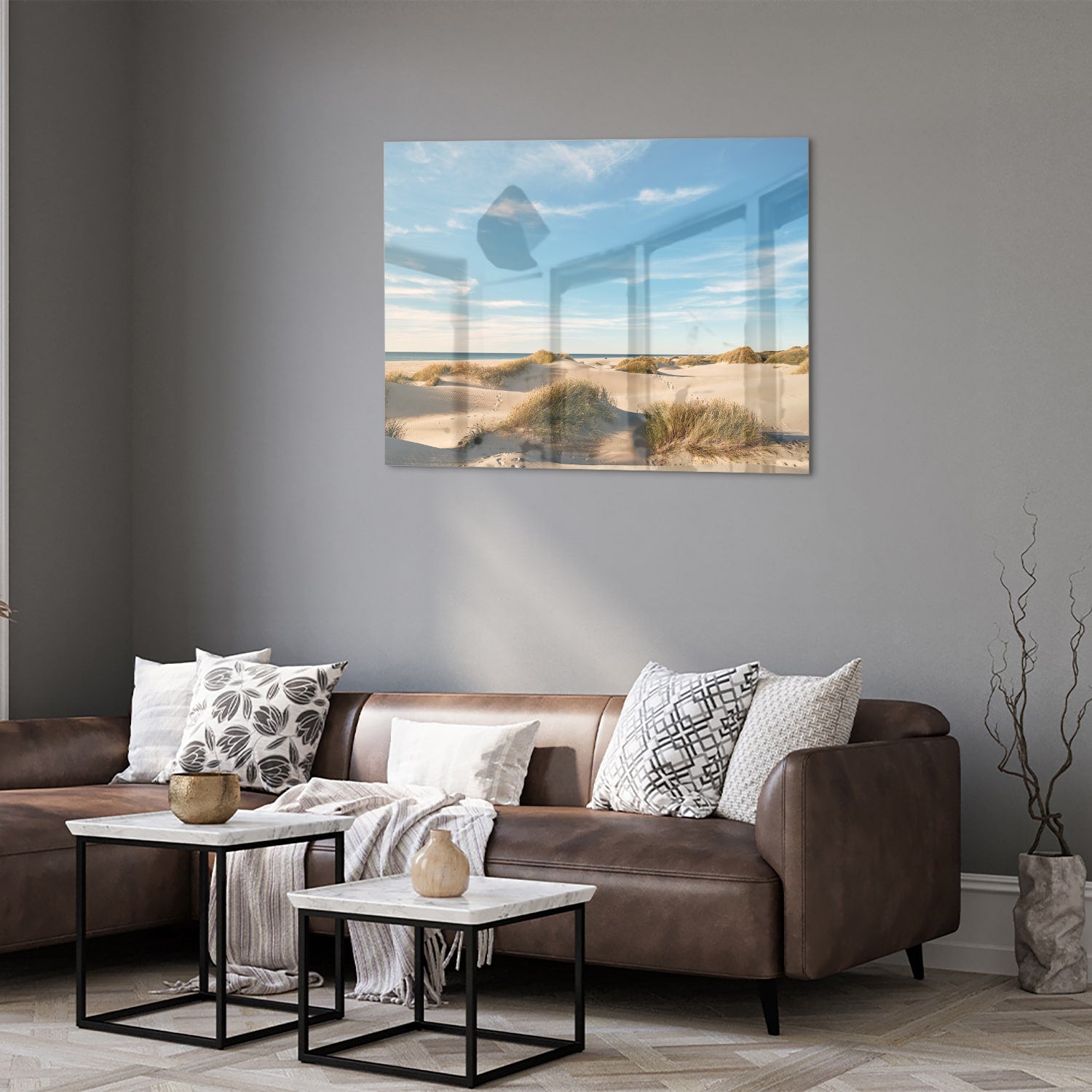 Glazen schilderij met duinen en een heldere blauwe lucht