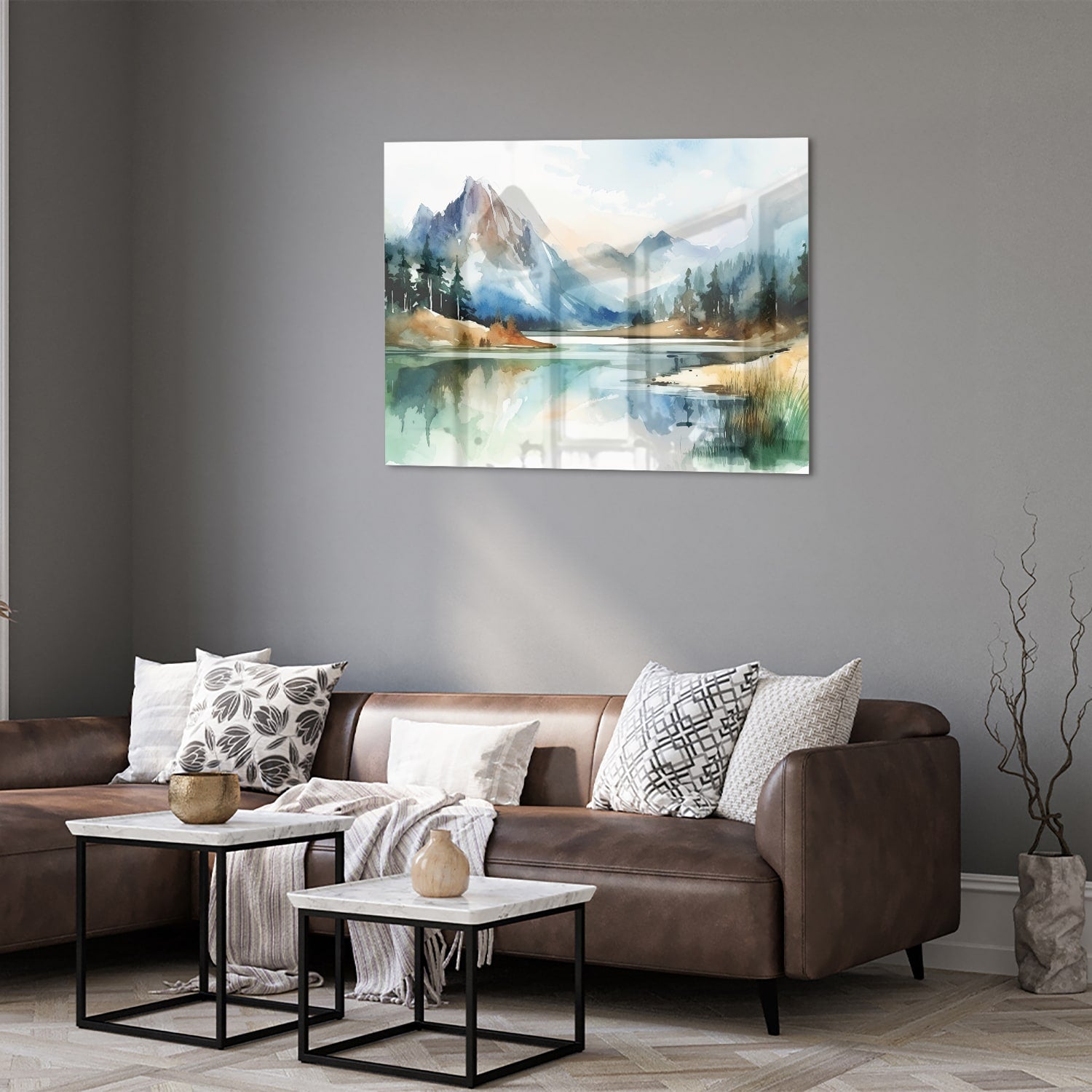 Glazen schilderij met een landschap van bergen en een meer in waterverfstijl.