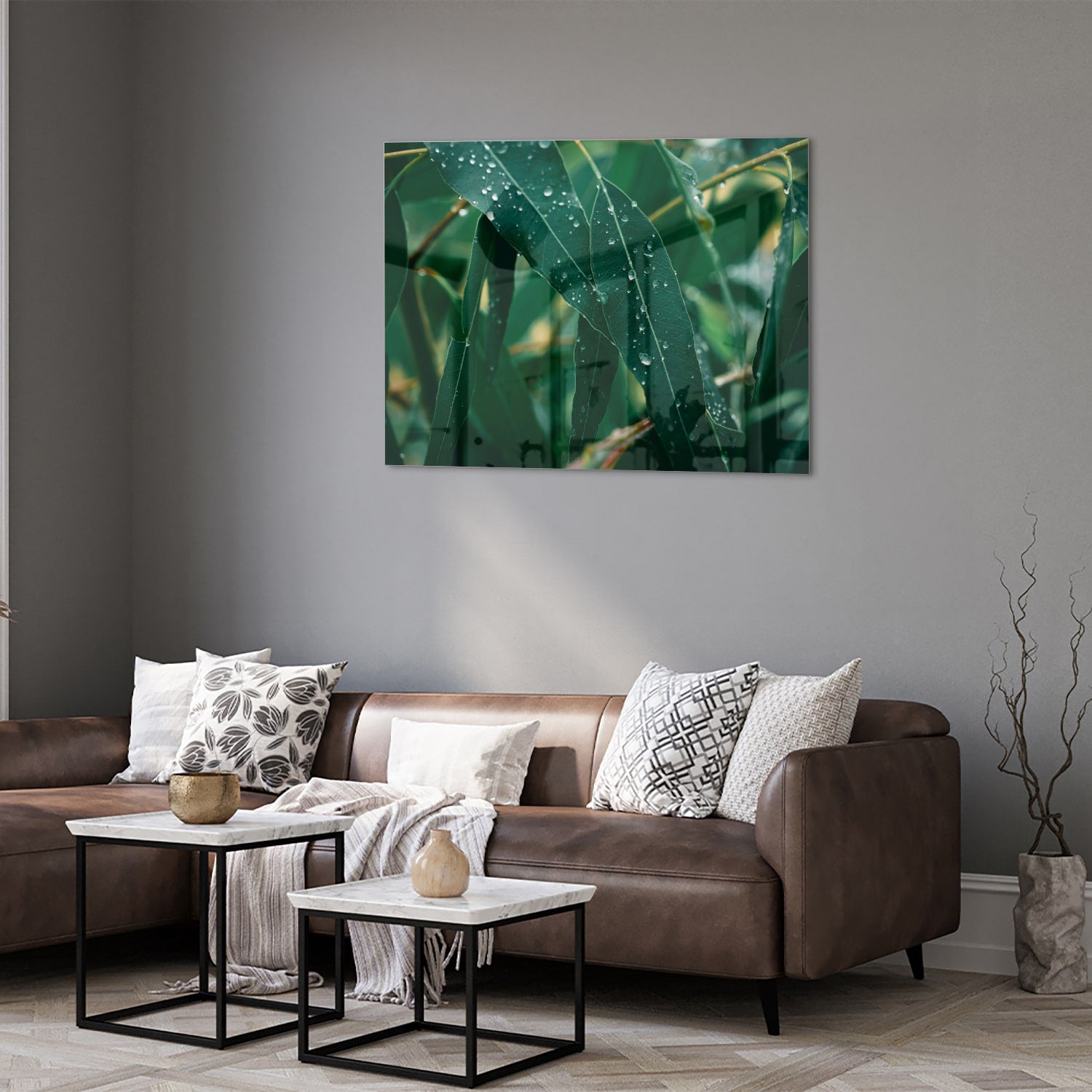 Glas schilderij van groene bladeren met dauwdruppels in een interieur