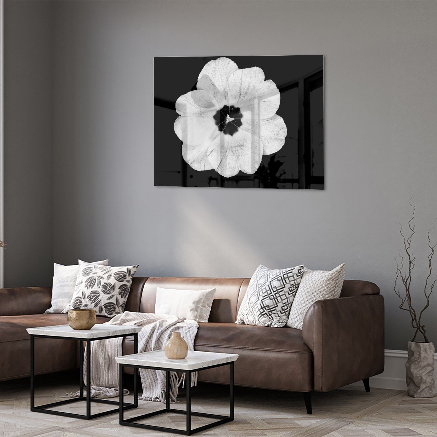 Een glazen schilderij met een witte bloem op een zwarte achtergrond, hangend aan de muur.