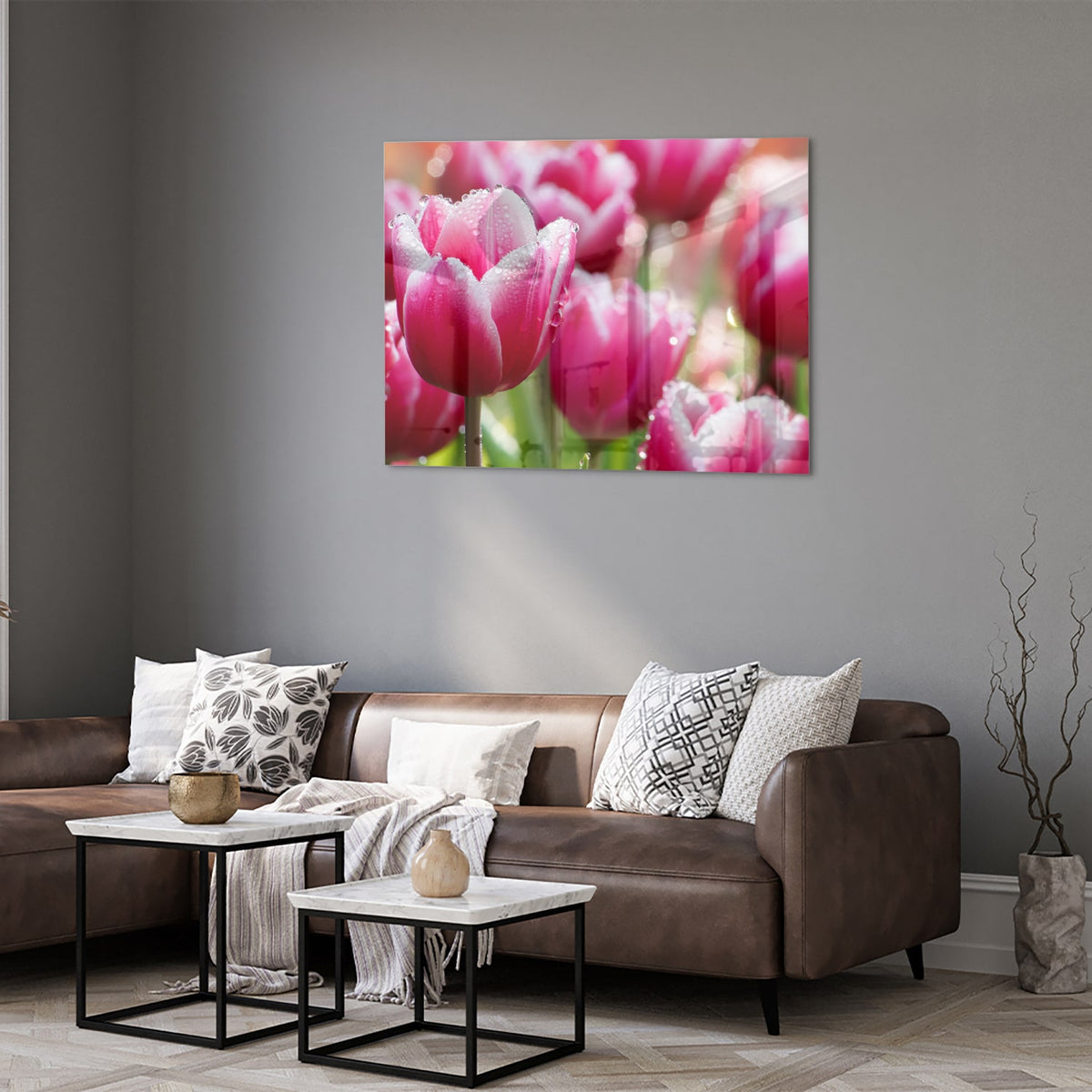 Glazen schilderij van roze tulpen met dauwdruppels, elegant en kleurig.