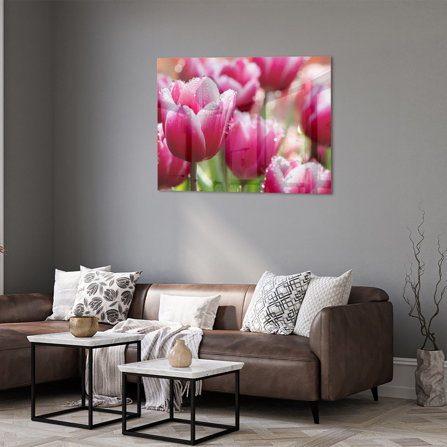Glazen schilderij van roze tulpen met dauwdruppels, elegant en kleurig.